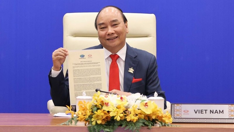 越南政府总理阮春福与APEC各成员经济体领导人通过《2040年APEC布特拉加亚愿景》。