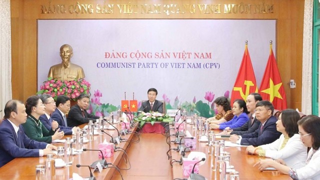 越共中央宣教部部长与古共中央意识形态部部长维克多•高特举行视频会谈。