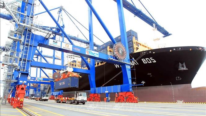 附图：2020年越南港口货物吞吐量同比增长5%。