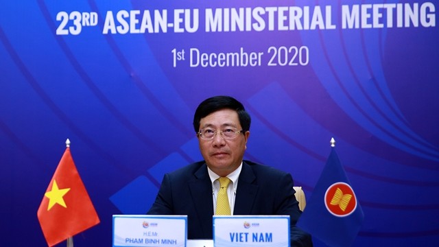 越南政府副总理兼外长范平明出席第23届东盟-欧盟外长会议。