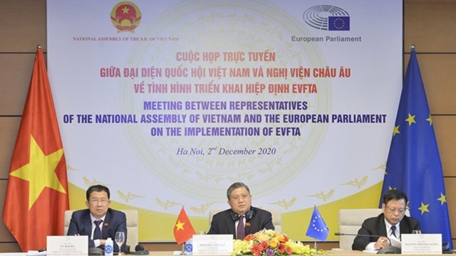越南国会对外委员会主任阮文饶在河内分会场主持会议。