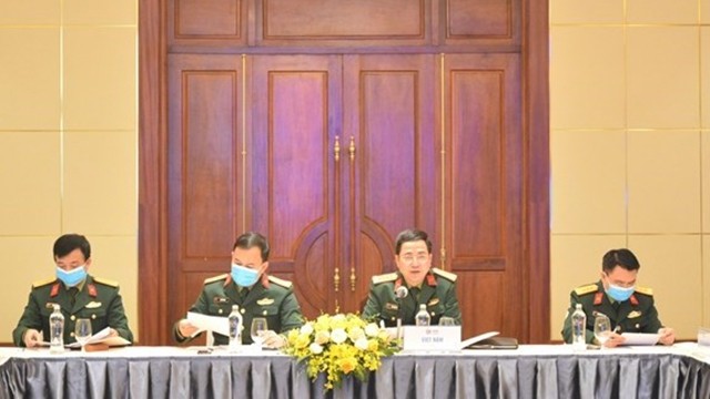 国防部对外局副局长范孟胜大校（右二）主持会议。（图片来源：人民军队报网）