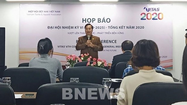 越南纺织品服装协会（Vitas）主席武德江发表讲话。（图片来源：越通社）