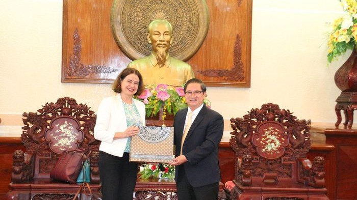 芹苴市人委会主席陈越长向澳大利亚驻越大使罗宾·穆迪赠送留念品。