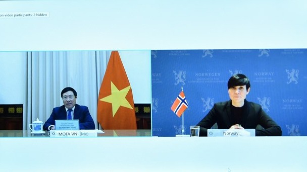 越南政府副总理兼外长范平明与挪威外交大臣瑟雷德通电话。（图片来源：越通社）