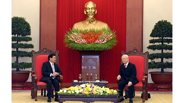 越共中央总书记、国家主席阮富仲会见老挝政府总理通论·西苏里。（维玲 摄）