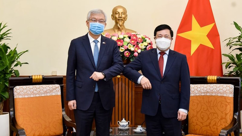 越南政府副总理兼外交部长范平明会见韩国外交部第二次官李泰镐。
