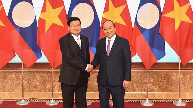 越南政府总理阮春福与老挝政府总理通伦·西苏里。（陈海 摄）