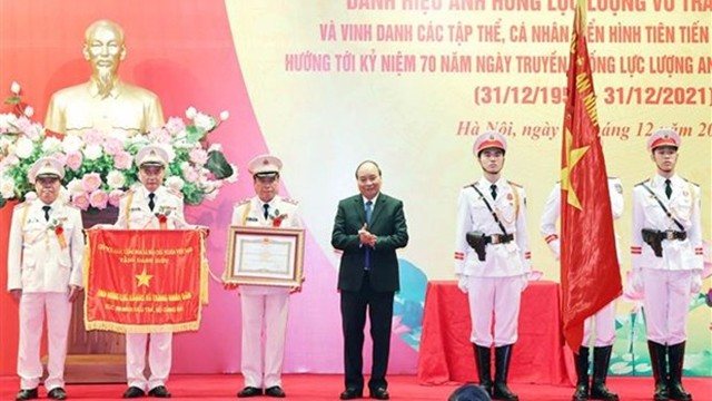 越南政府总理阮春福向公安部安全调查局授予人民武装力量英雄称号。（图片来源：越通社）