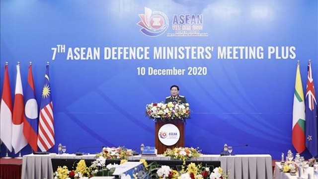 越南国防部部长吴春历主持召开会议。