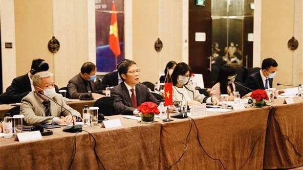 参加越韩能源、工业和贸易合作混合委员会第10次会议的越南代表团。（图片来源：越通社）