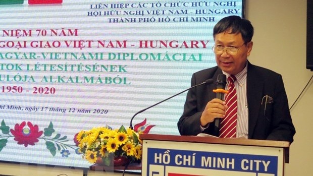 胡志明市越匈友好协会副主席阮光荣在活动上发言。（图片来源：越通社）
