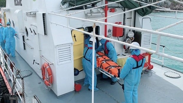 将受伤外国船员送上岸接受治疗。（图片来源：庆和省报网）