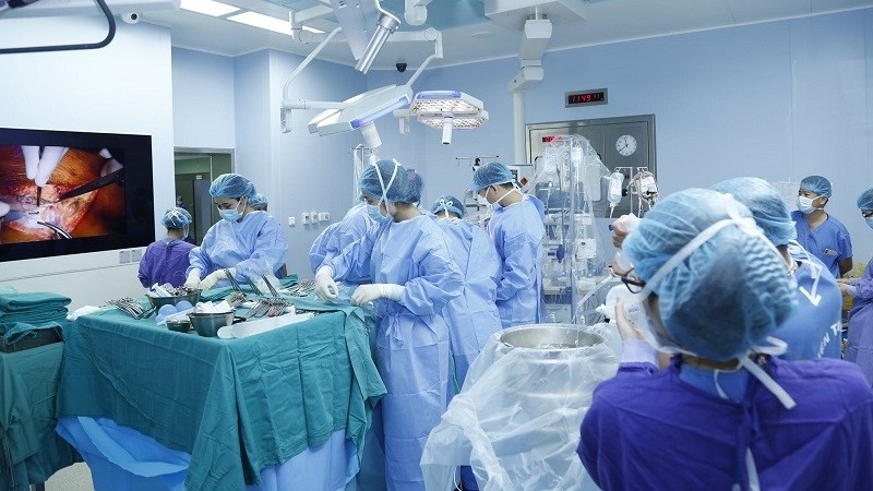 108号中央军医院医生为13岁小孩进行肝移植手术。（图片来源：人民报网）