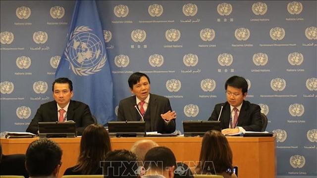 越南常驻联合国代表团团长邓廷贵大使（中）。（图片来源：越通社）