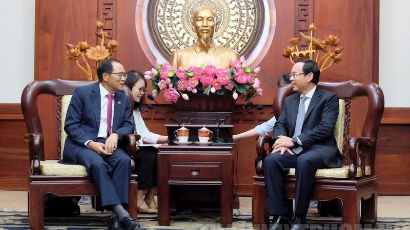 胡志明市市委书记阮文年会见韩国新任驻越南大使朴能运。