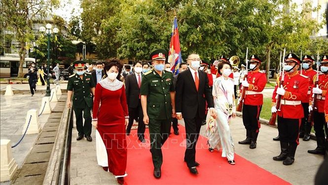 越南驻柬埔寨大使在越柬友谊纪念碑举行敬香仪式。