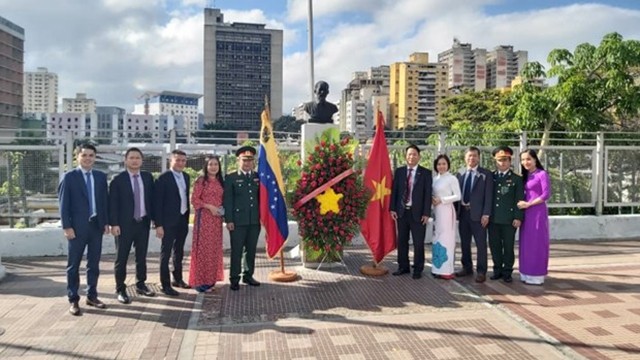 黎曰缘大使与越南驻委内瑞拉大使馆和武官处工作人员合影。