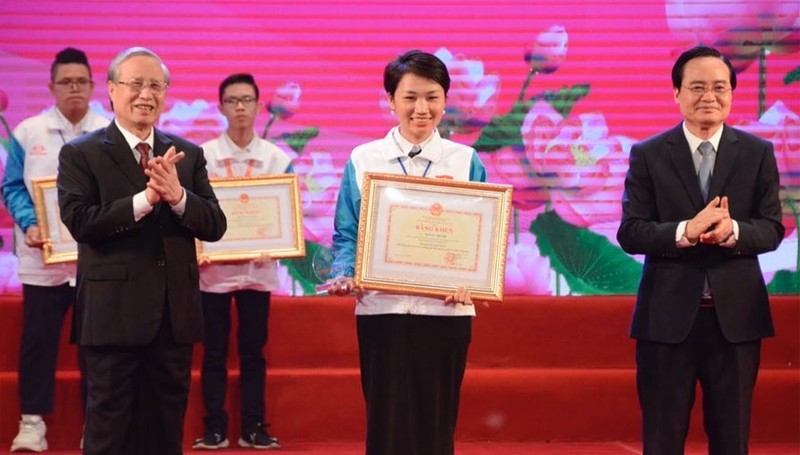 获得一等奖的学生接受颁奖。（图片来源：新河内报）