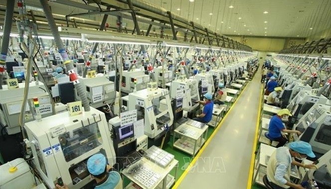 附图：太原省一家外资企业的电子零件生产车间。