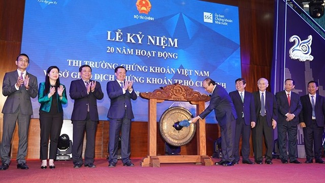 阮春福总理出席越南证券市场和胡志明市证券交易所成立20周年纪念典礼。