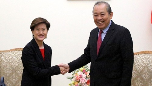 政府常务副总理张和平会见新加坡驻越南大使凯瑟琳王。
