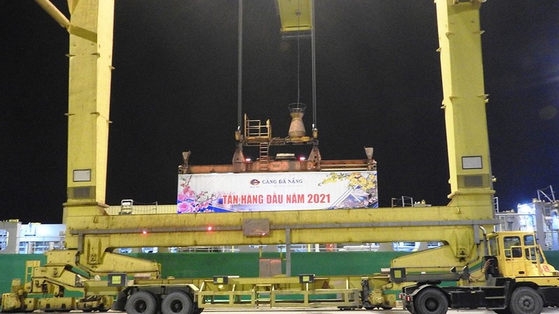 岘港港口迎接2021年新年首批货物进港。