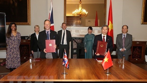 越南驻英国大使陈玉安与英国驻越南大使加雷思·瓦德签署协议。（图片来源：越通社）
