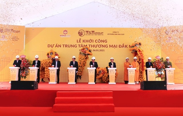T＆T Group董事长杜光显（Do Quang Hien）和代表们以及World Steel Group总经理阮庆林（Nguyen Khanh Lam）（右一）参加了项目动工按钮仪式