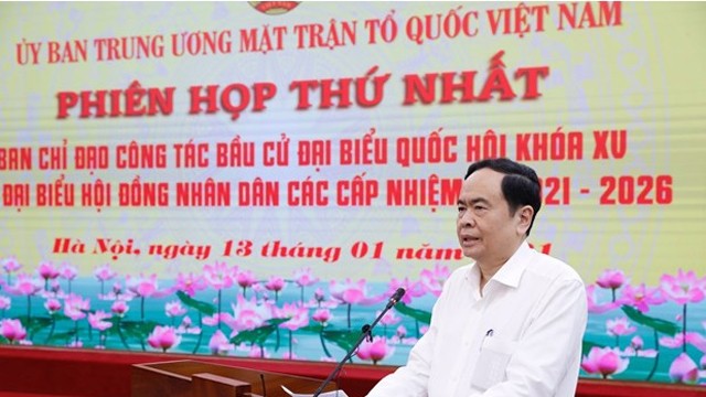 越南祖国阵线中央委员会主席陈青敏在会上讲话。