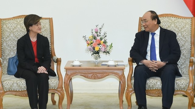 阮春福总理会见新加坡驻越南大使凯瑟琳王。