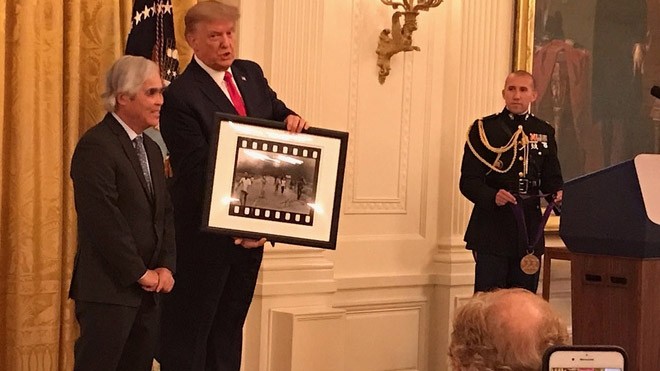 美国总统特朗普向尼克幼授予美国国家艺术勋章。