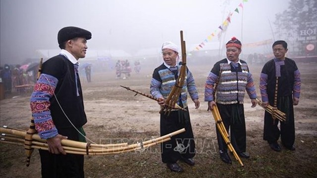 蒙族人用传统乐器演奏。