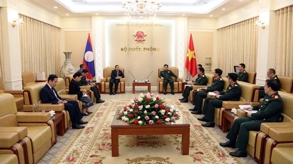 越南国防部长吴春历大将会见老挝驻越大使。