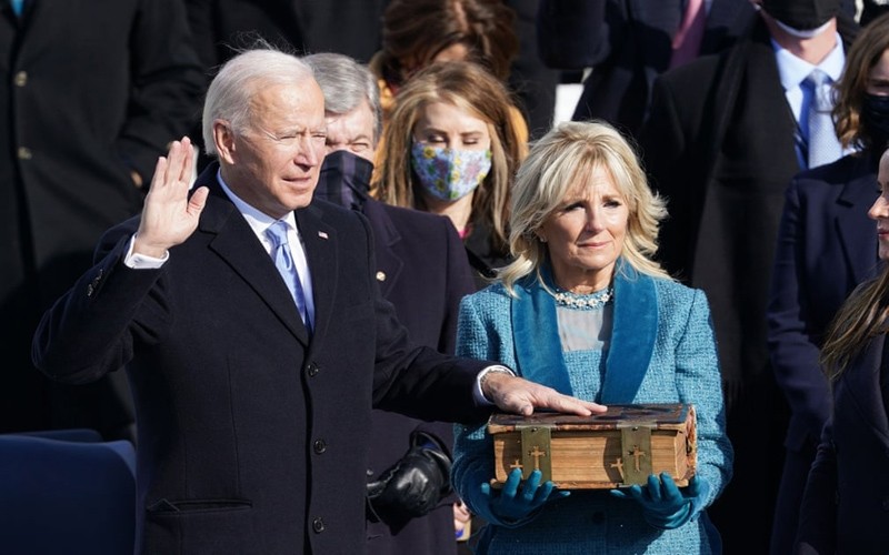 当地时间1月20日，美国当选总统、民主党人拜登在华盛顿国会山举行的就职典礼上宣誓就任美国第46任总统。图片来源：路透社