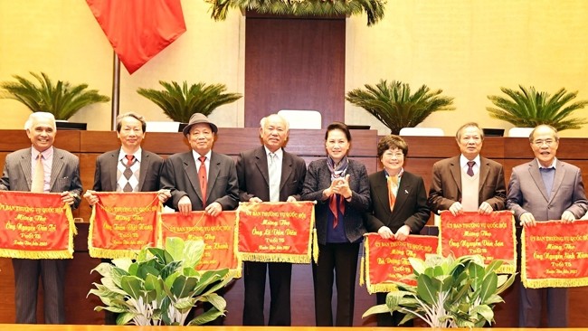 国会主席阮氏金银向75岁的诸位前国会代表祝寿。（图片来源：越通社）