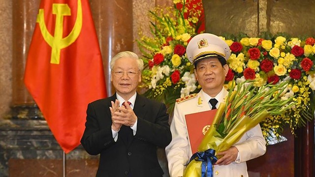 越共中央总书记、国家主席阮富仲向阮文山同志祝贺。