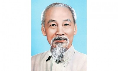 伟大的胡志明主席永远活在我们的事业中！