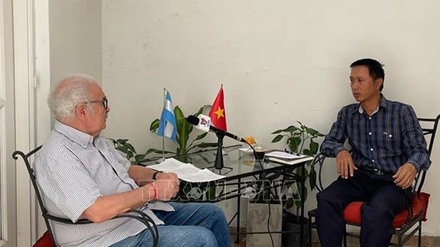 阿根廷共产党总书记维克多·科特接受记者的采访。（图片来源：越通社）