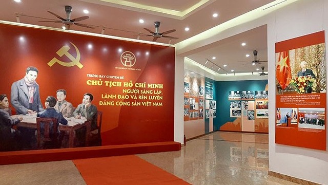 题为“胡志明主席—越南共产党创始人、领导人与磨练人”专题图片展。