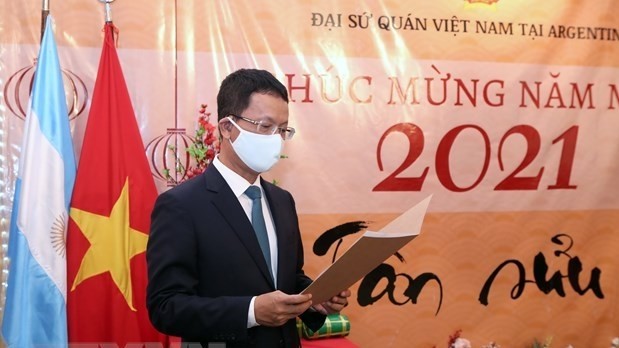 越南驻阿根廷大使杨国青在见面会上发言。（图片来源：越通社）