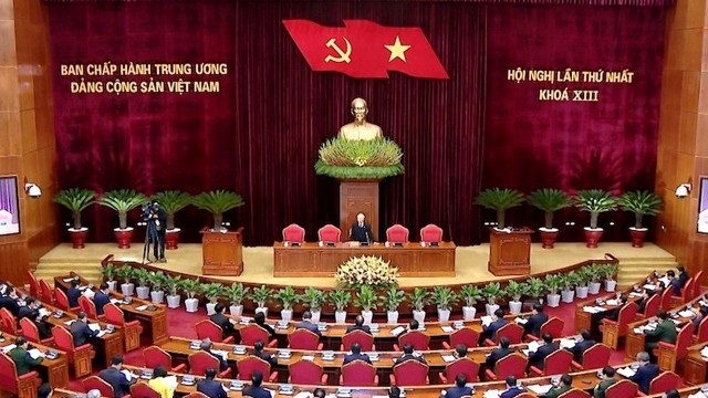 越共第十三届中央委员会第一次全体会议。
