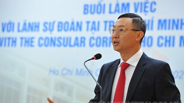 胡志明市外务局代局长陈福英在见面会发表讲话。
