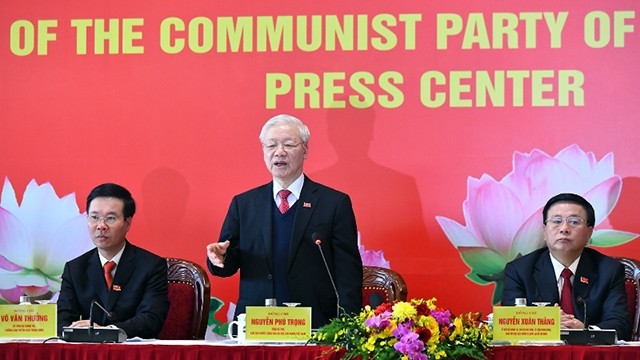 越共中央总书记、国家主席阮富仲在新闻发布会上发表讲话。