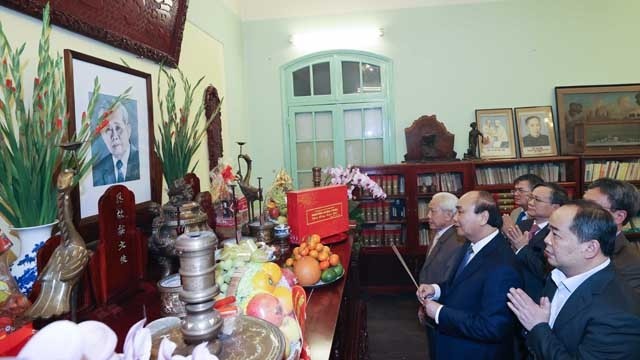 政府总理阮春福向黎笋总书记敬香。