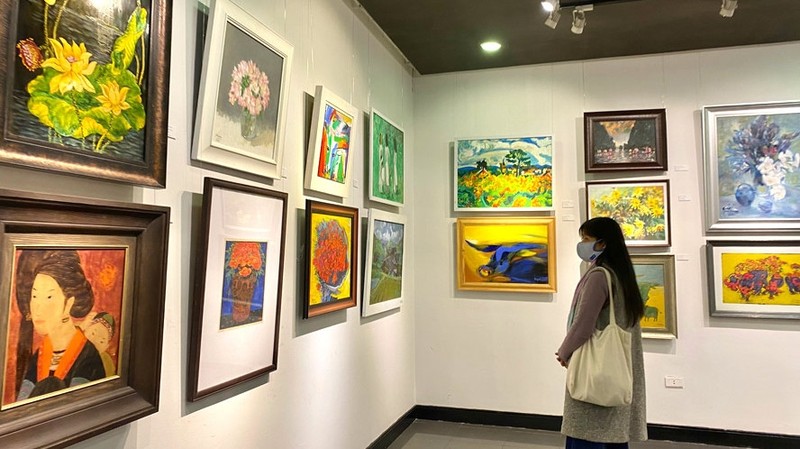 参观者欣赏该展展示的作品。（图片来源：新河内报）
