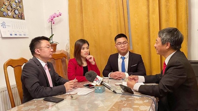 旅居捷克青年知识分子和企业家接受越南记者的采访。