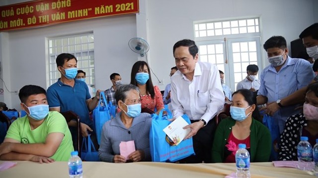 越南祖国阵线中央委员会主席陈青敏给后江省优抚对象和贫困户赠送礼物。