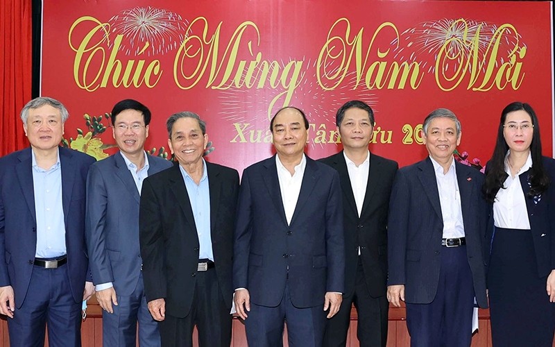 阮春福总理给中部地区原党和国家领导拜年。（图片来源：越通社）