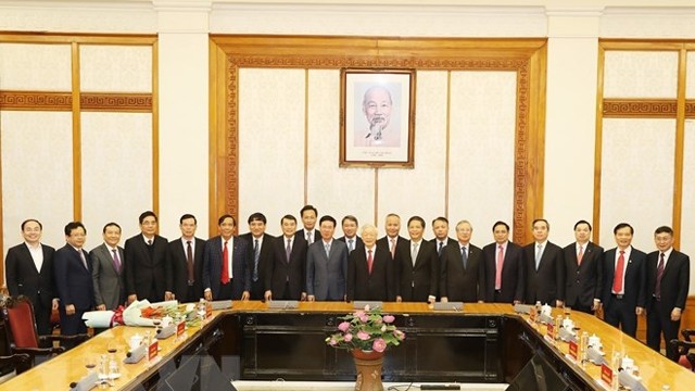 越共中央总书记、国家主席阮富仲和与会代表合影。